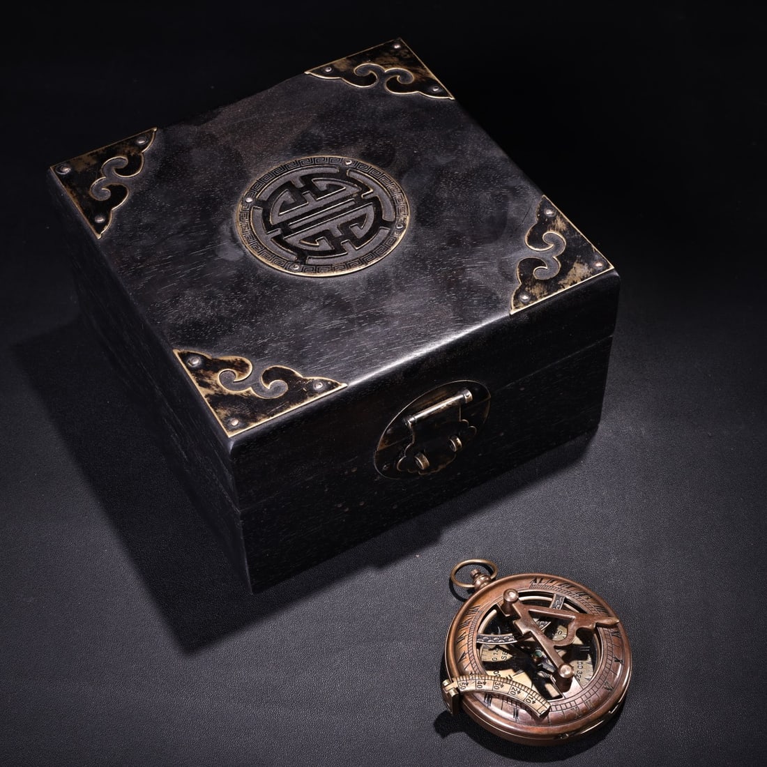 A Exquisite Bronze Compass: A Exquisite Bronze Compass,Republic of China,Size:2.8in,Weight:145g 铜指南针,民国