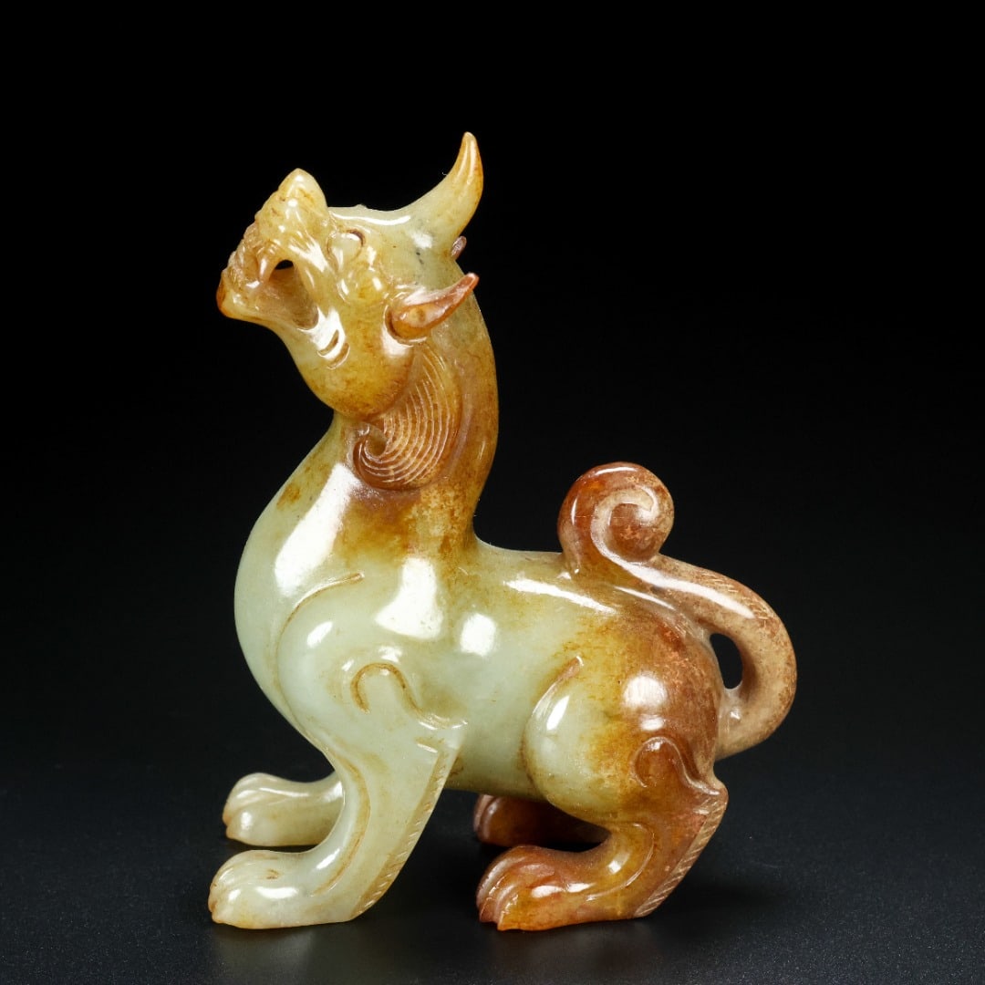 A Exquisite Hotan Jade Auspicious Beast Ornament: A Exquisite Hotan Jade Auspicious Beast Ornament,Hang Dynasty, China,Size:2.8inx1.2inx3.5in,Weight:177g 和田玉瑞兽摆件,中国汉代