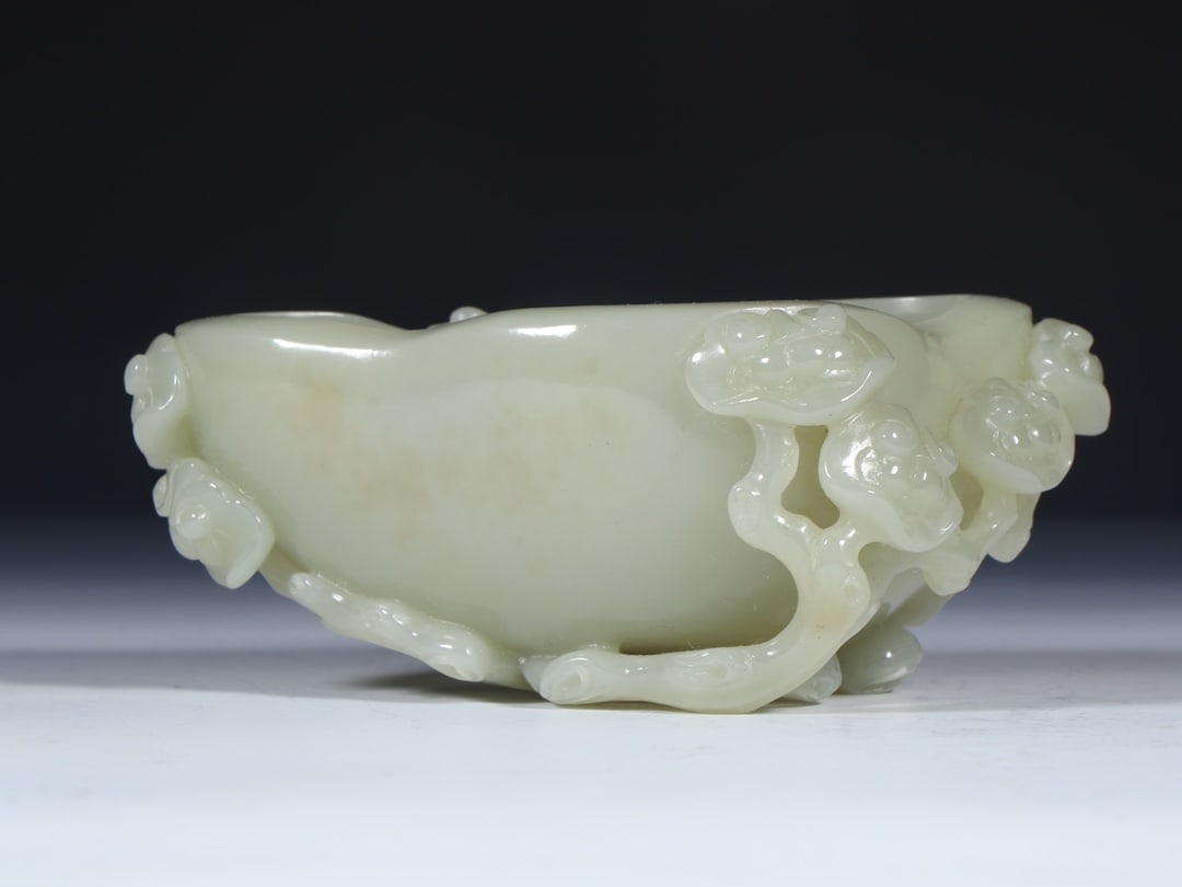 A Exquisite Hotan Jade Ganoderma lucidum Brush Washer: A Exquisite Hotan Jade Ganoderma lucidum Brush Washer,Qing Dynasty, China,Size:5inx3.1inx2in,Weight:242g 和田玉灵芝水洗,中国清代