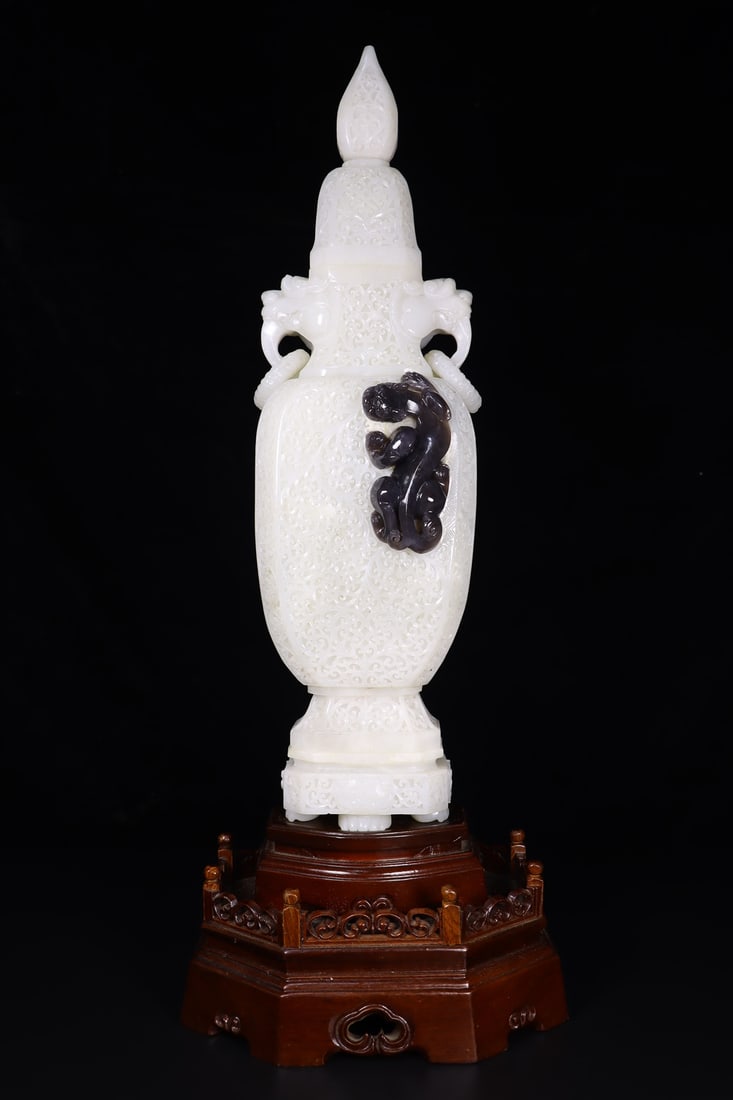 A Exquisite Hotan Jade Dragon Pattern Vase (1 of 9)