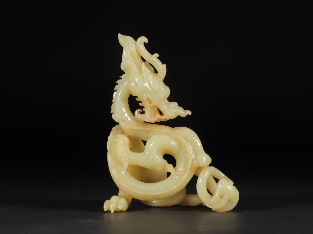 A Exquisite Hotan Jade Dragon Ornament: A Exquisite Hotan Jade Dragon Ornament,Qing Dynasty, China,Size:4inx3.1inx5.4in,Weight:331g 和田玉龙摆件,中国清代
