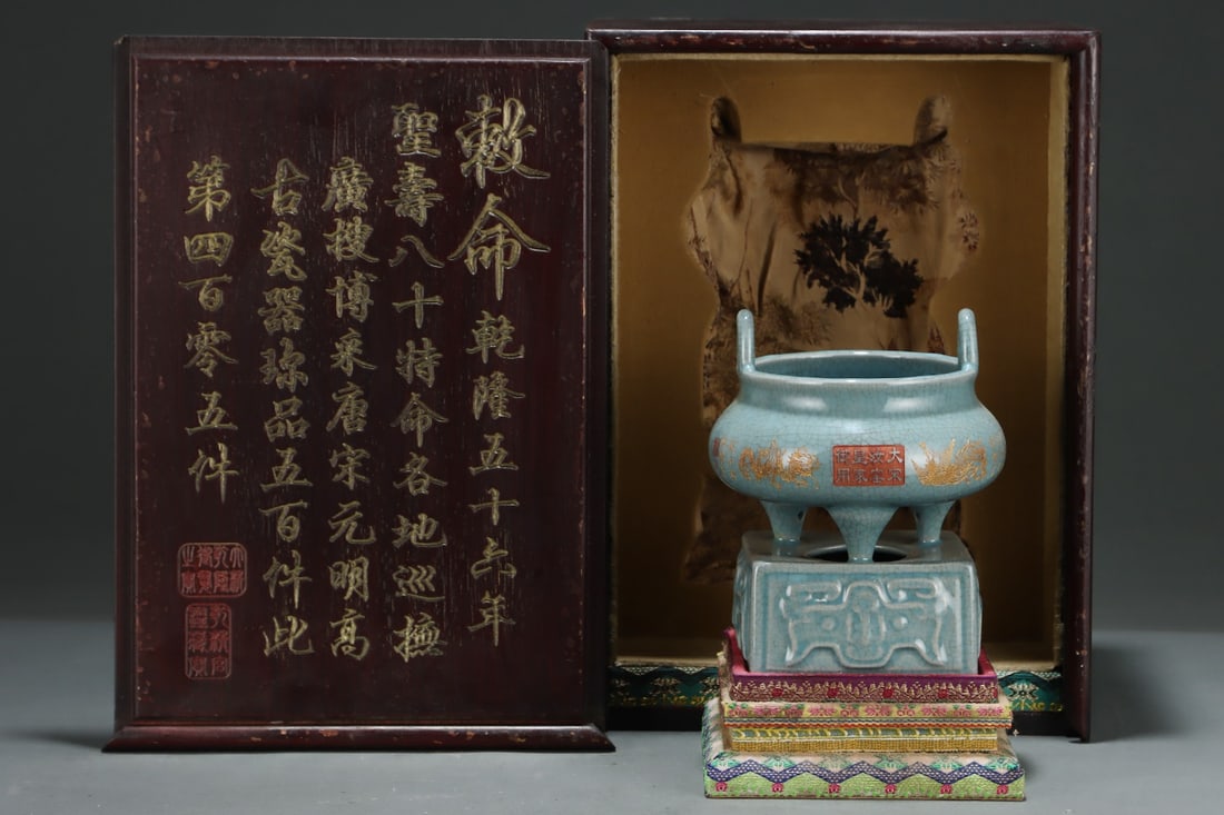 A Exquisite Guan yao Painted Gold Dragon Pattern Tripod Censer: A Exquisite Guan yao Painted Gold Dragon Pattern Tripod Censer,Song Dynasty, China,With Mark,Size:6.8inx5.7in 