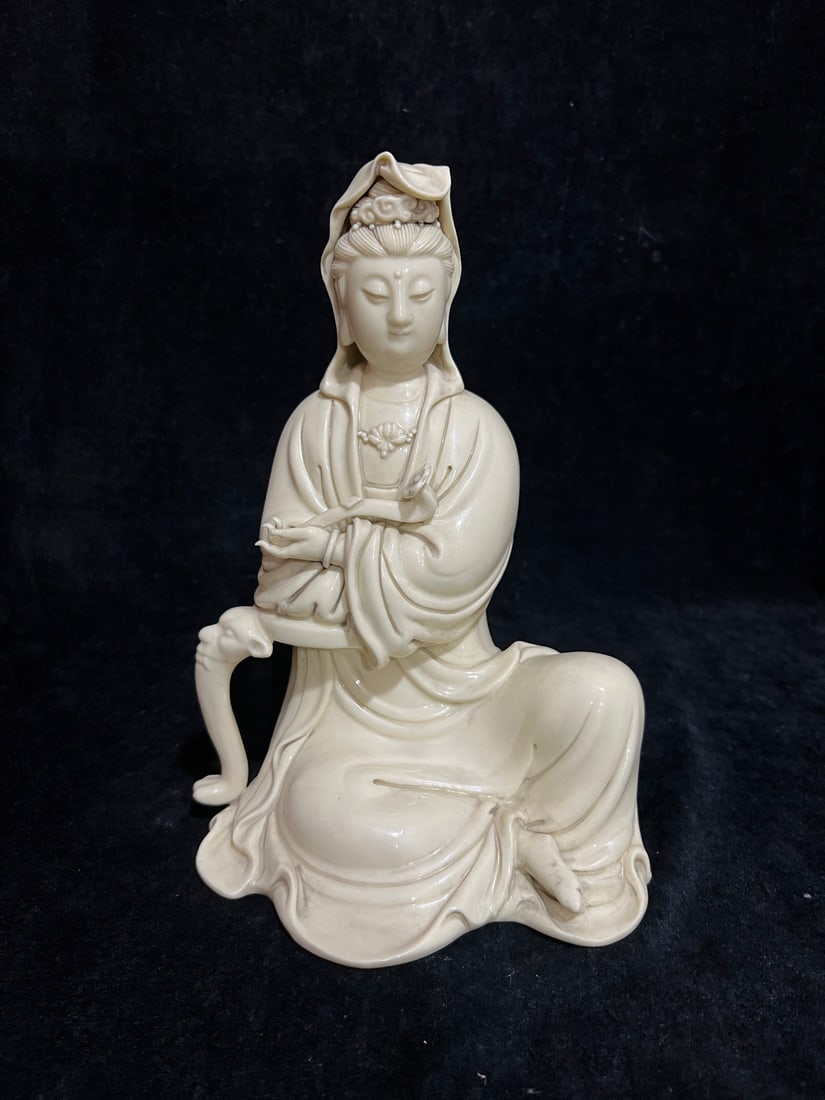 A Exquisite Blan De Chine Guanyin Ornament: A Exquisite Blan De Chine Guanyin Ornament,Ming Dynasty, China,With Mark,Size:11.2in 德化瓷观音摆件,中国明代,带款