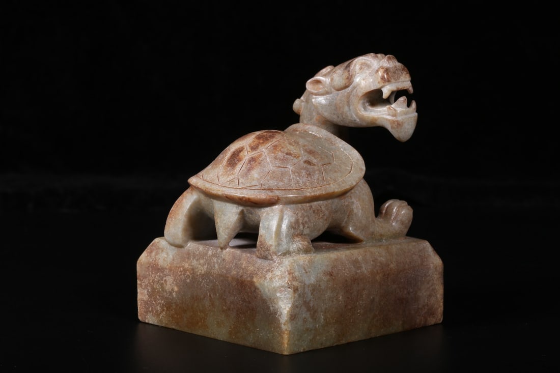 A Exquisite Gaogu Jade Xuanwu Seal: A Exquisite Gaogu Jade Xuanwu Seal,Han Dynasty, China,Size:2.8inx2.6inx3.3in,Weight:544g 高古玉玄武印章,中国汉代