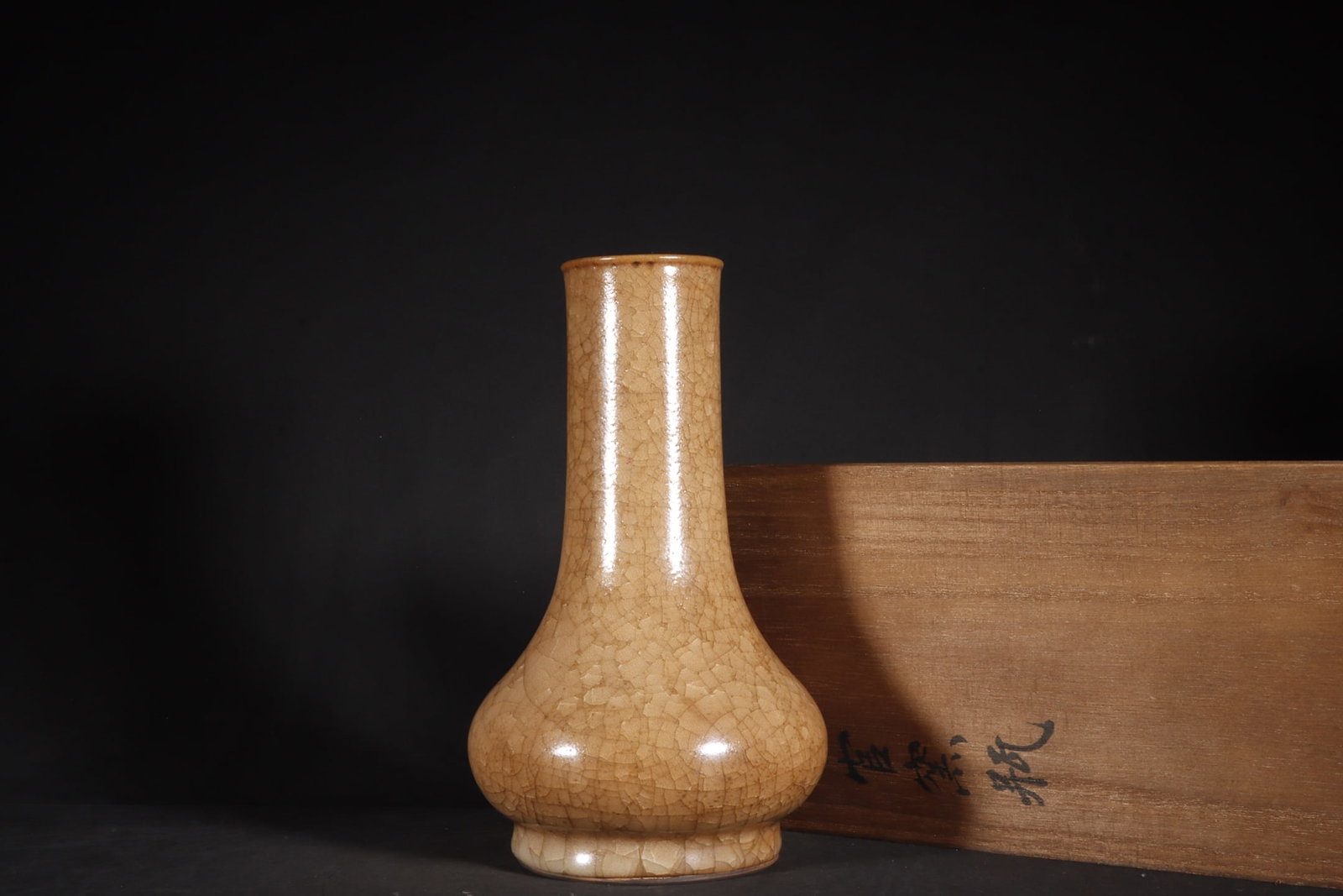 A Exquisite Guan Kiln Yellow Glazed Ice Crackle Pattern Vase: A Exquisite Guan Kiln Yellow Glazed Ice Crackle Pattern Vase,Song Dynasty, China,Size:8.5inx5.3in 官窑黄釉冰片纹瓶,中国宋代