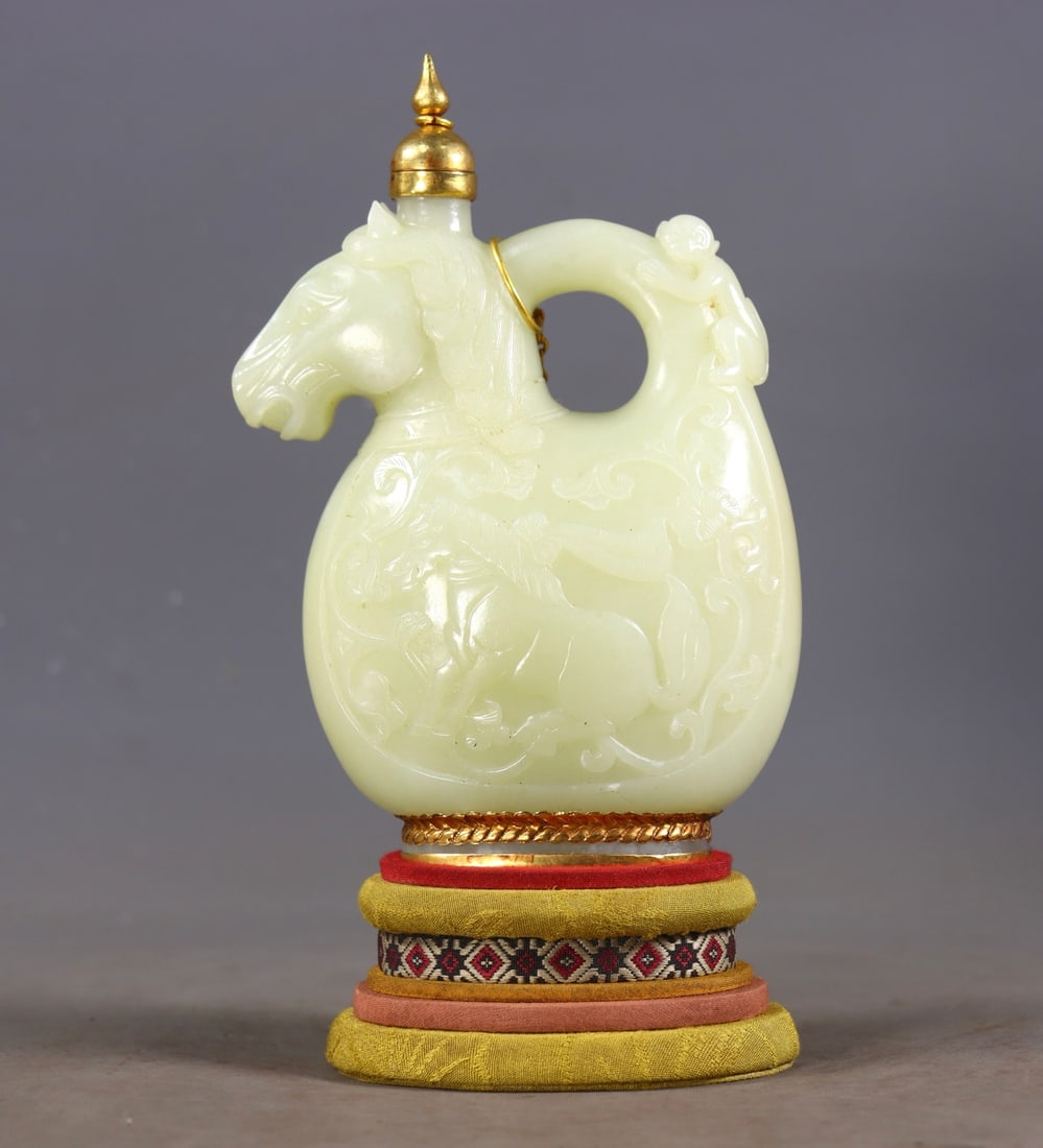 A Exquisite Hetian Jade Gold-Covered Inlaid Gems Horse Head Ewer: A Exquisite Hetian Jade Gold-Covered Inlaid Gems Horse Head Ewer,Qing Dynasty, China,Qianlong Four-character Mark,Size:6.5inx3.9inx2in,Weight:595g 和田玉包金嵌ê