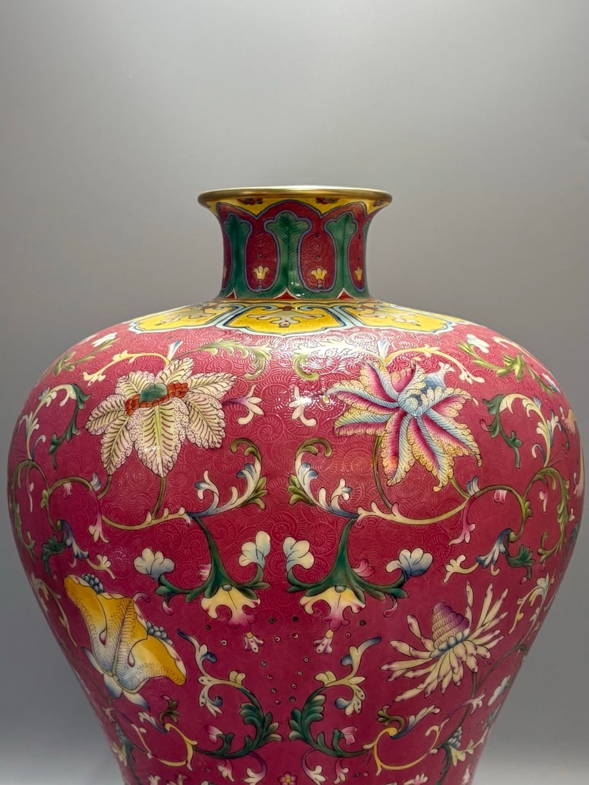 A Exquisite Ruby Red Ground Lotus Pattern Vase - 3