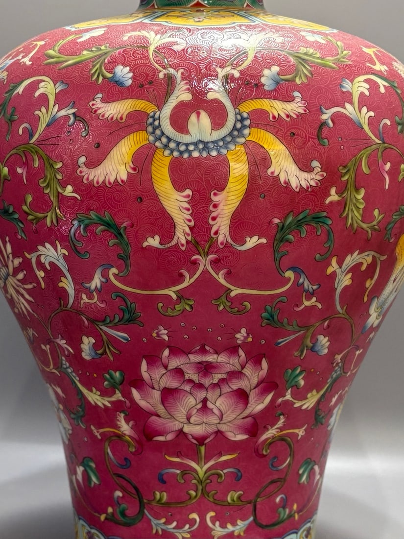 A Exquisite Ruby Red Ground Lotus Pattern Vase - 6