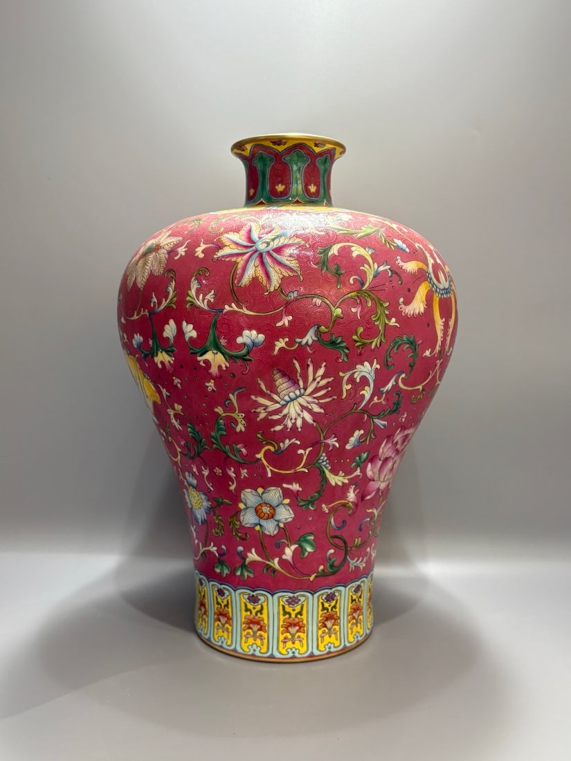 A Exquisite Ruby Red Ground Lotus Pattern Vase - 7