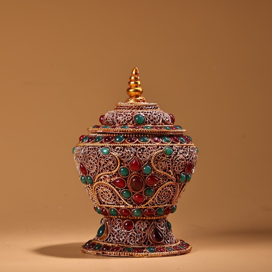 A Exquisite Bronze Filigree Inlaid Gems Jar: A Exquisite Bronze Filigree Inlaid Gems Jar,Qing Dynasty,China,Size:4.7inx3.1in,Weight:300g 铜花丝镶嵌宝石罐,中国清代