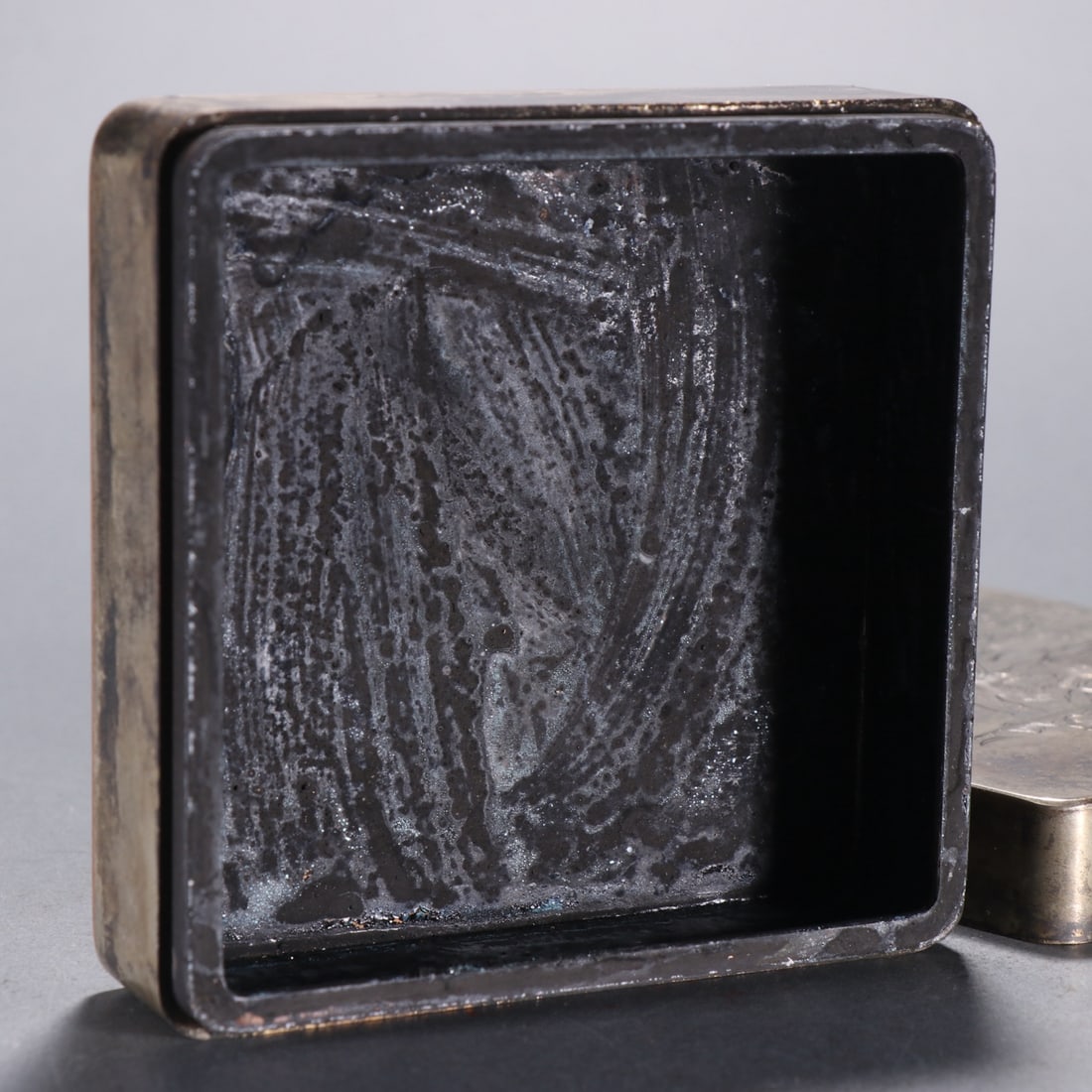 A Exquisite Coppery Figures Pattern Box - 8