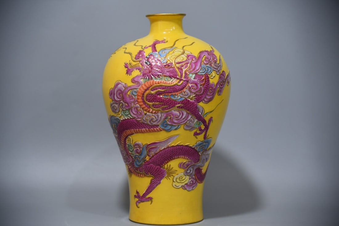 A Exquisite Yellow Ground Dragon Pattern Vase: A Exquisite Yellow Ground Dragon Pattern Vase,Qing Dynasty, China,With Mark,Size:7.9inx12.6in 黄地龙纹瓶,中国清代,带款
