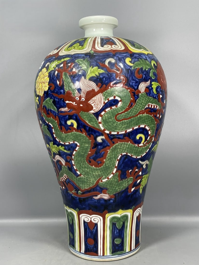 A Exquisite Wucai Dragon pattern Vase (1 of 9)