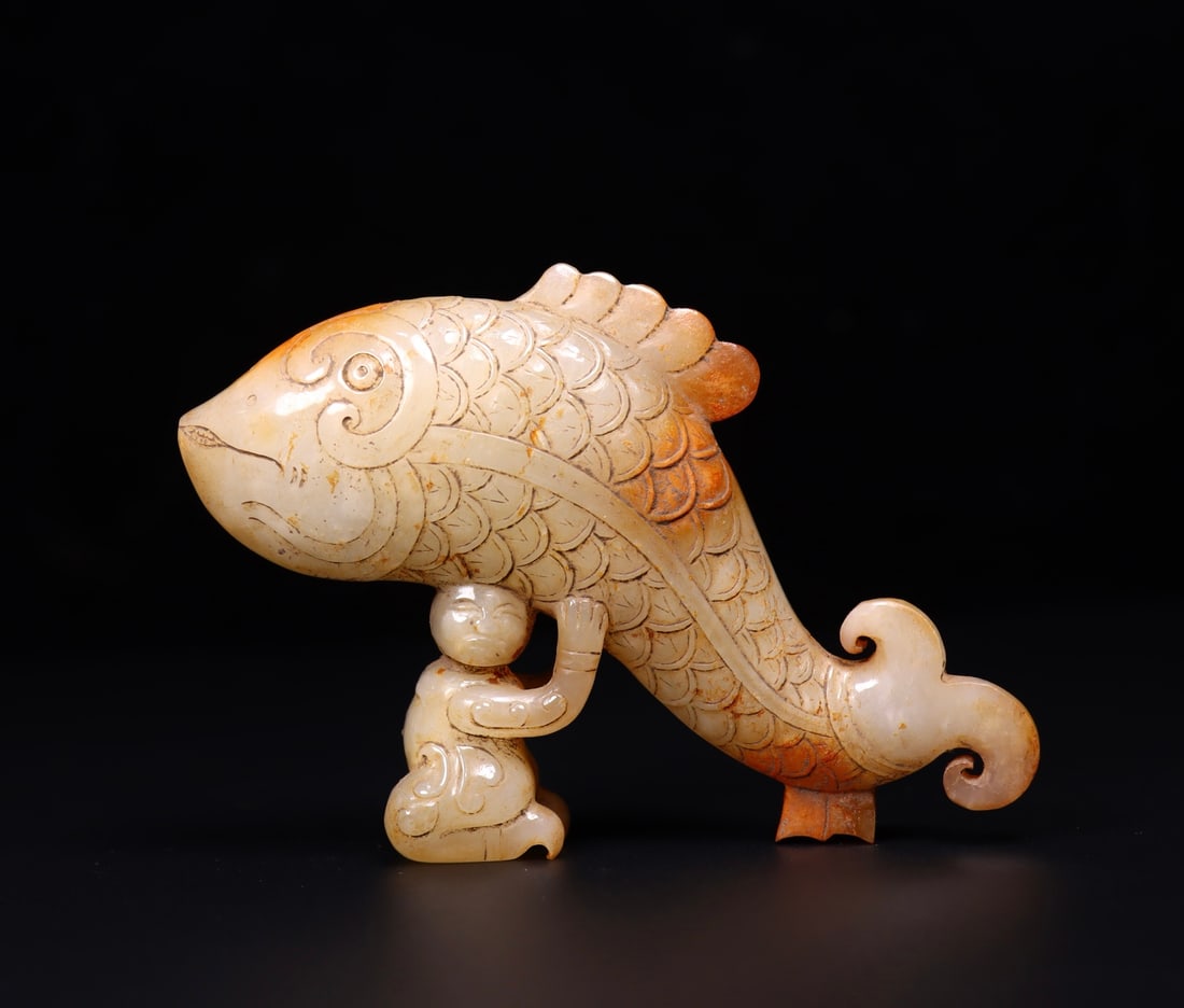 A Exquisite Hotan Jade Fish Ornament: A Exquisite Hotan Jade Fish Ornament,Han Dynasty, China,Size:4.3inx0.8inx3in,Weight:189g 和田玉鱼摆件,中国汉代