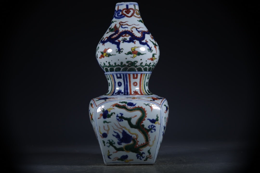 Doucai Dragon Pattern Gourd Vase (1 of 9)