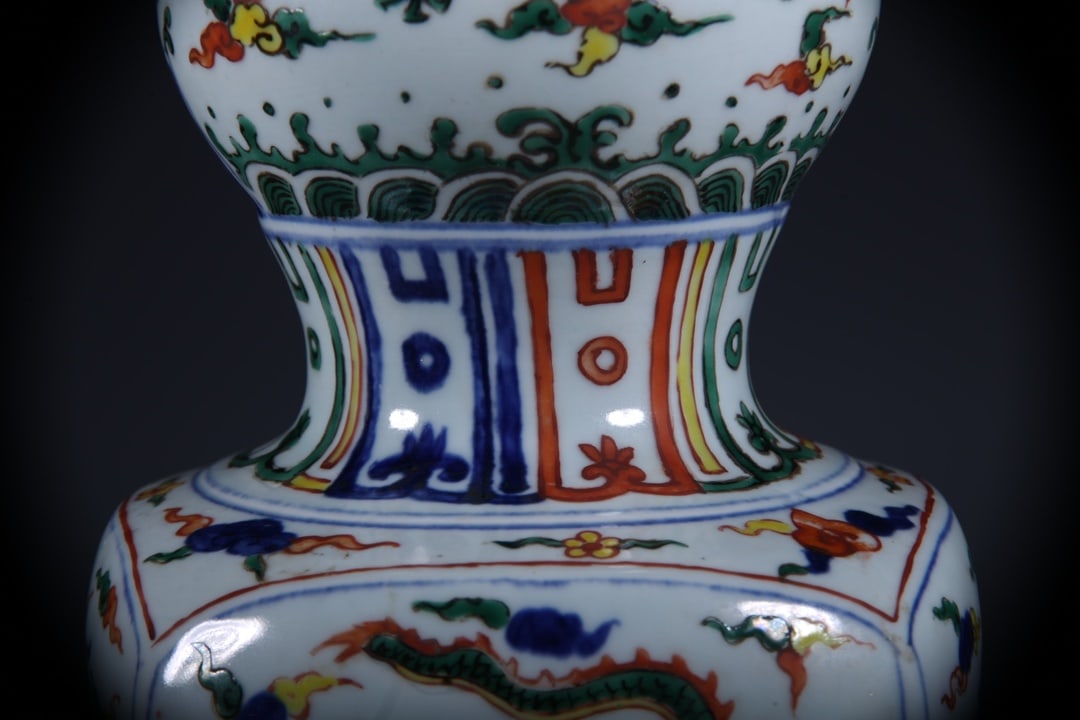 Doucai Dragon Pattern Gourd Vase - 3