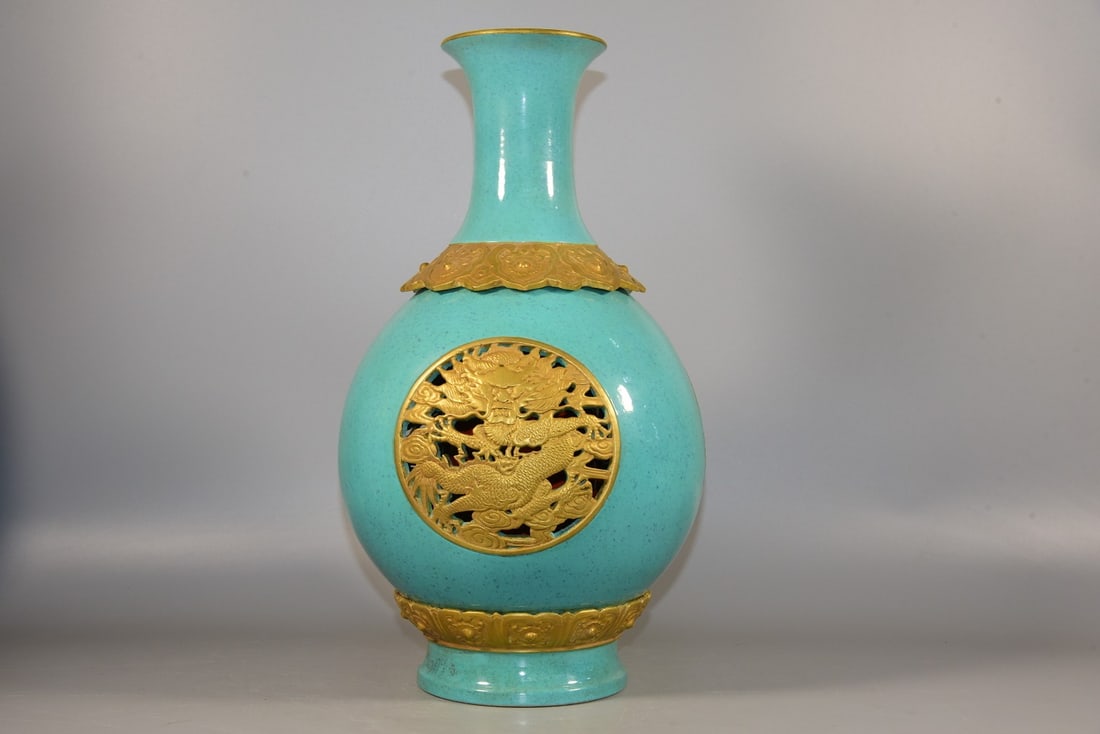 A Exquisite Turquoise-Glazed Dragon Pattern Vase (1 of 8)
