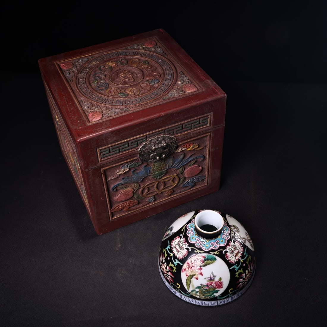 A Exquisite Famille-Rose Flower Pattern Jar: A Exquisite Famille-Rose Flower Pattern Jar,Qing Dynasty,China,Yongzheng Four-character Mark,Size:3.9inx5.1in,Weight:475g 粉彩花卉纹罐,中国清É