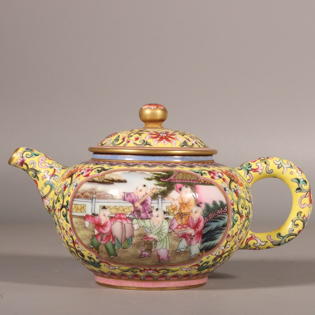 A Exquisite Enamel Yellow Ground Figures Pattern Ewer: A Exquisite Enamel Yellow Ground Figures Pattern Ewer,Qing Dynasty, China,Yongzheng Four-character Mark,Size:3.9inx3.9in 珐琅彩黄地人物纹壶,ߑ