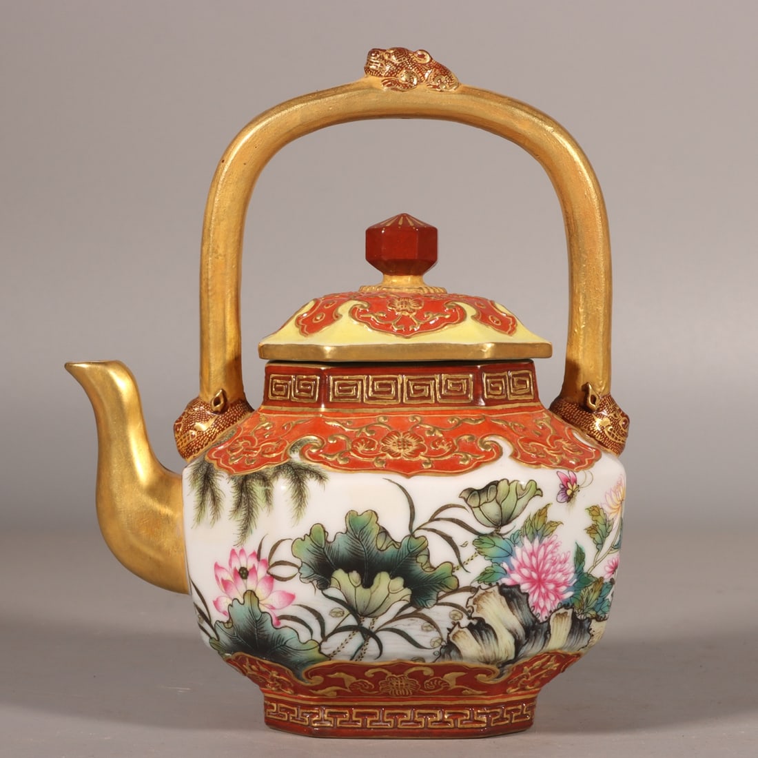 A Exquisite Enamel Iron-Red Painted Gold Flower Pattern Ewer (1 of 9)