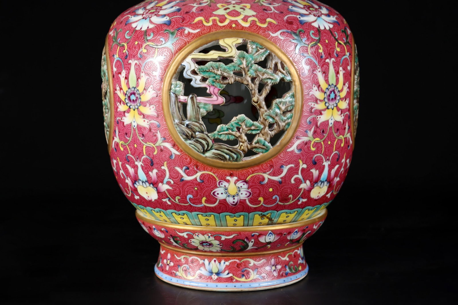 A Exquisite Ruby Red-Glazed Lotus Pattern Vase - 4
