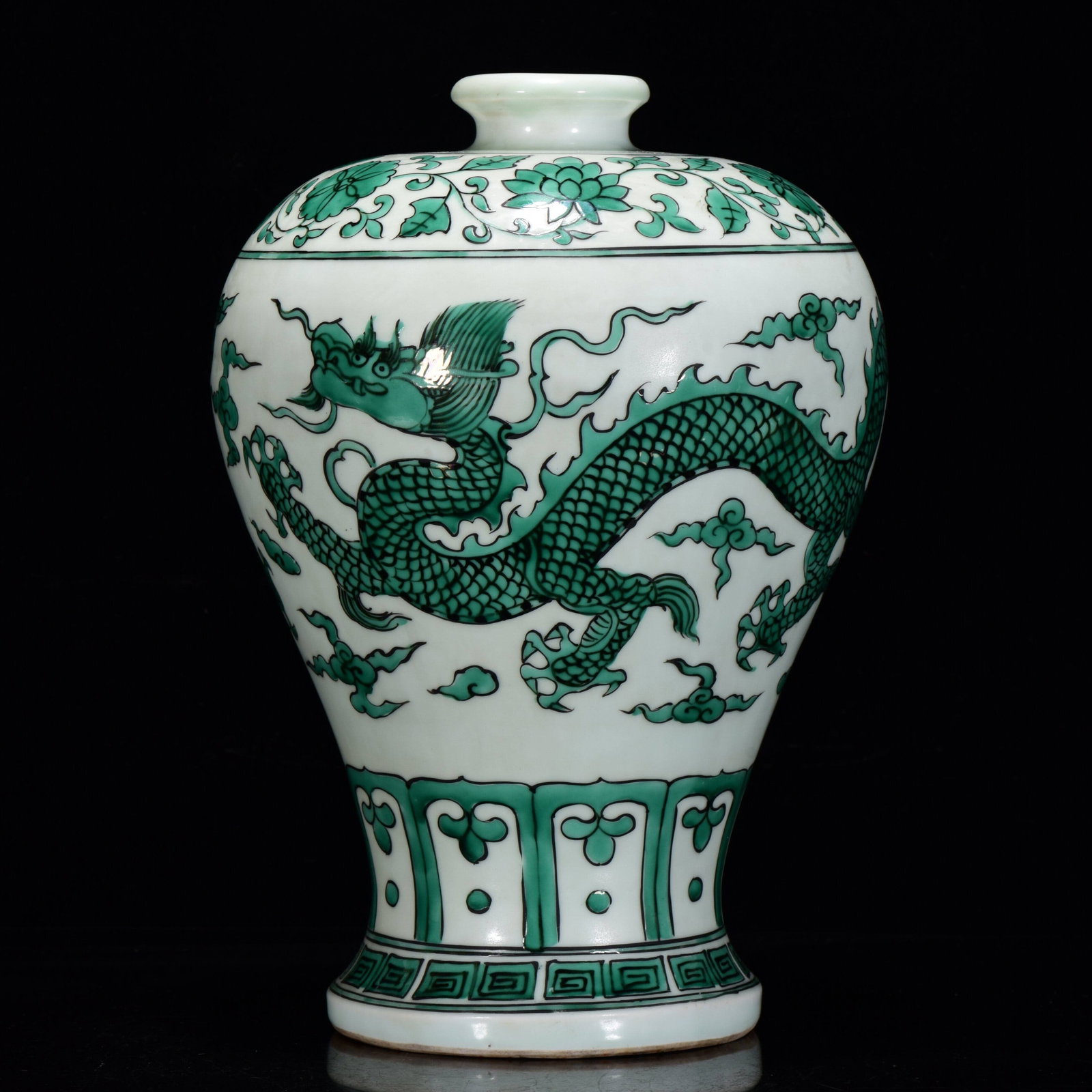 A Exquisite Green Color Dragon pattern Vase: A Exquisite Green Color Dragon pattern Vase,Ming Dynasty, China,Xuande Six-character Mark,Size:11.8inx7.9in 绿彩龙纹瓶,中国明代