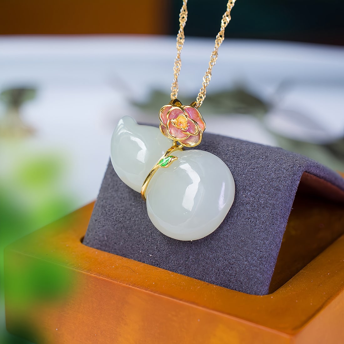 A Exquisite Silver Inlaid Hotan Jade Gourd-shaped Pendant (1 of 5)