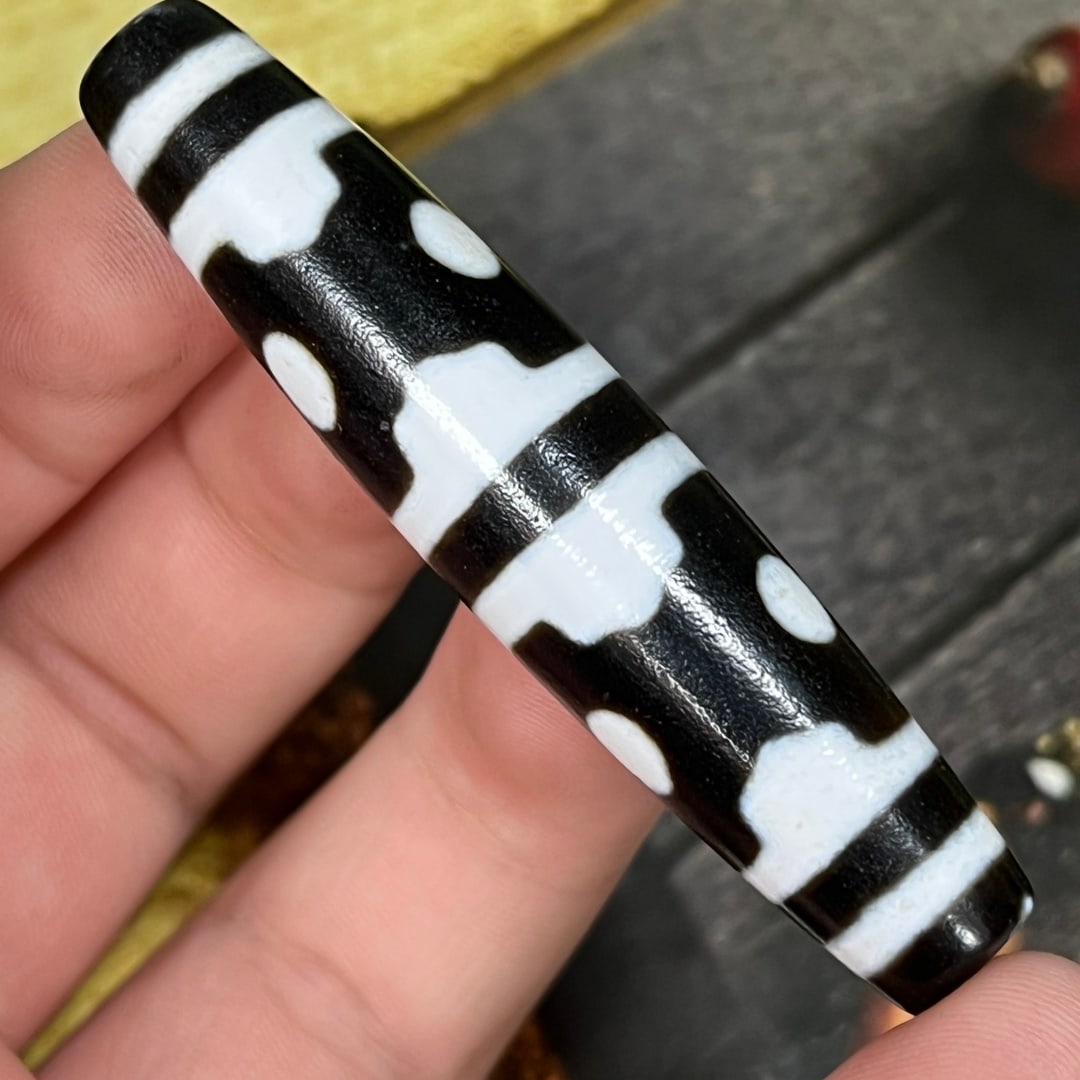 A Exquisite Six-Eye Dzi Bead (1 of 8)