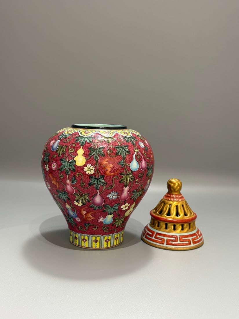 A Exquisite Ruby Red Ground Gourd Pattern Vase - 3