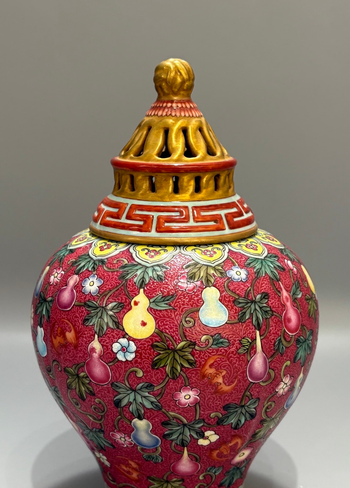 A Exquisite Ruby Red Ground Gourd Pattern Vase - 5