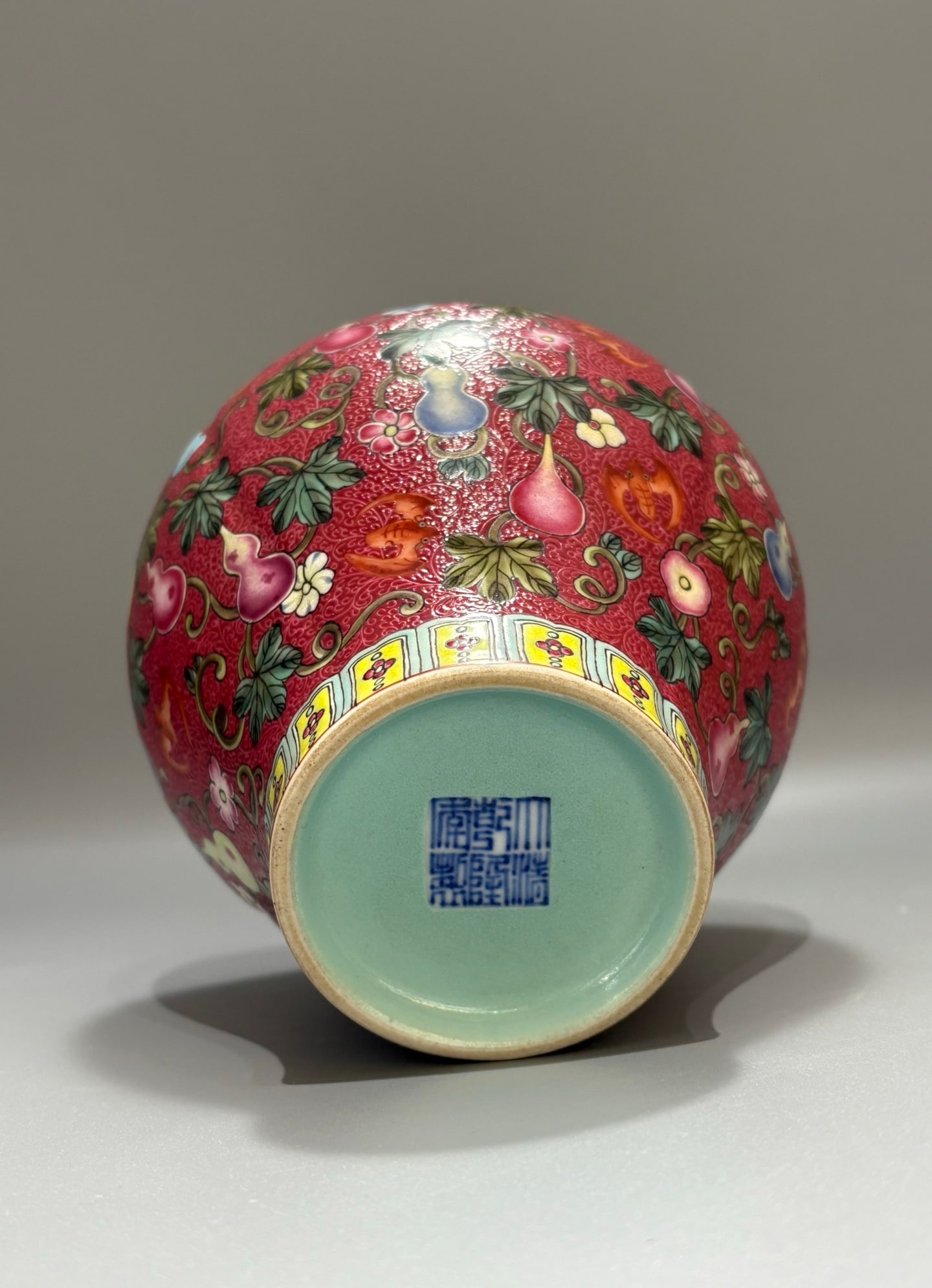 A Exquisite Ruby Red Ground Gourd Pattern Vase - 6