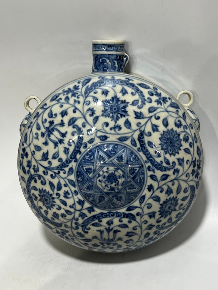 A Exquisite Blue and White Lotus Pattern Vase: A Exquisite Blue and White Lotus Pattern Vase,Ming Dynasty, China,Size:9.4in 青花缠枝莲纹瓶,中国明代