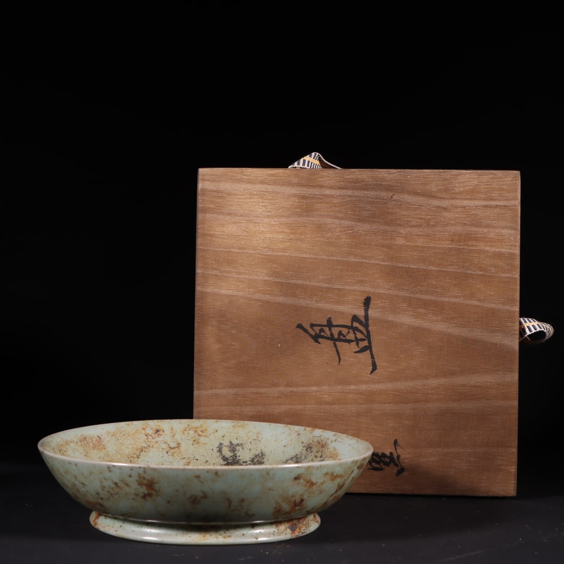 A Exquisite Ru yao Plate: A Exquisite Ru yao Plate,Song Dynasty,China,Size:1.7inx7in 汝窑盘,中国宋代