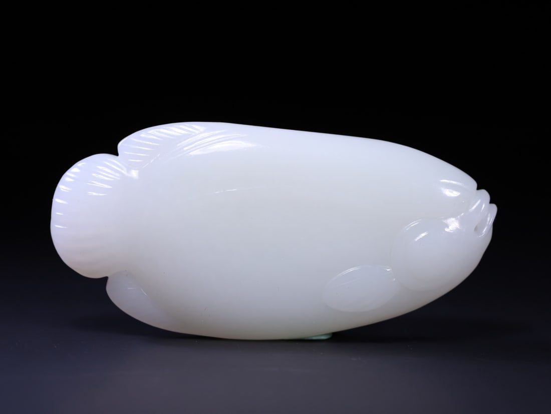 A Exquisite Hotan Jade Fish Ornament: A Exquisite Hotan Jade Fish Ornament,Qing Dynasty, China,Size:3.4inx1.7inx0.6in,Weight:92g 和田玉鱼摆件,中国清代