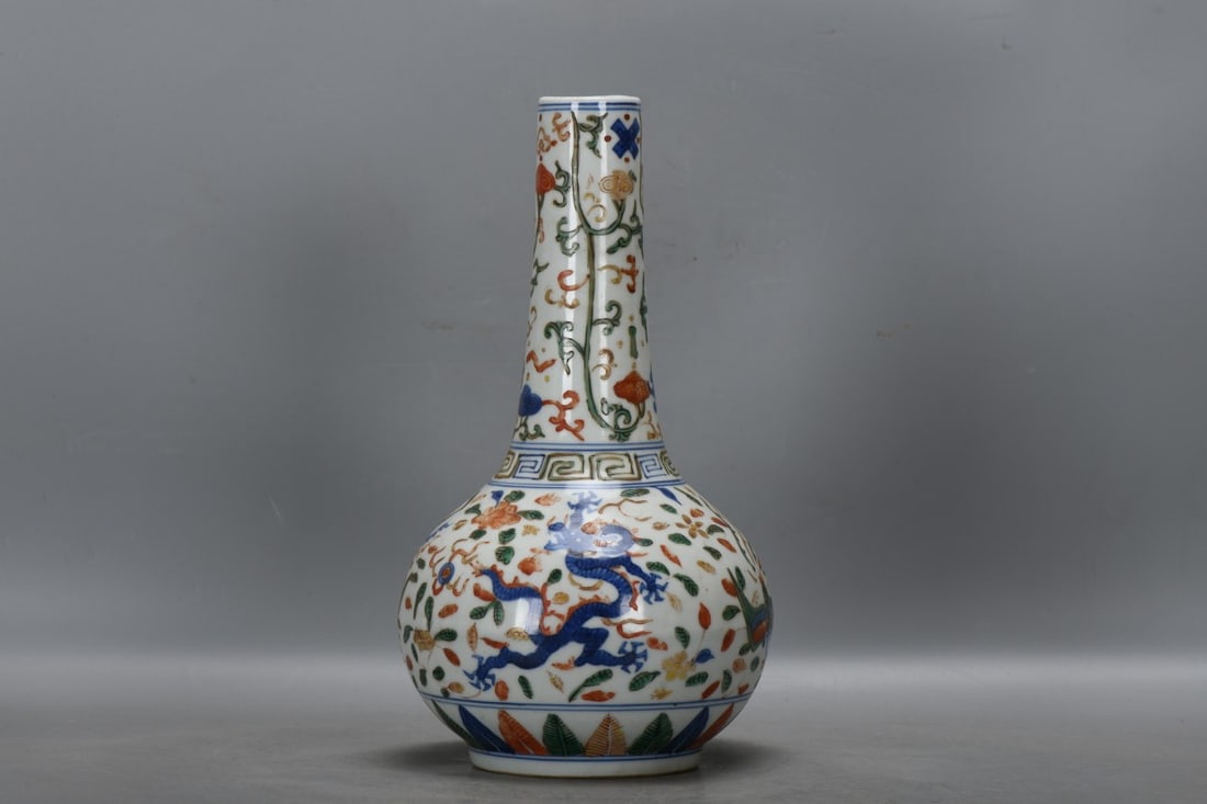 A Exquisite Wucai Dragon Phoenix Pattern Vase (1 of 8)