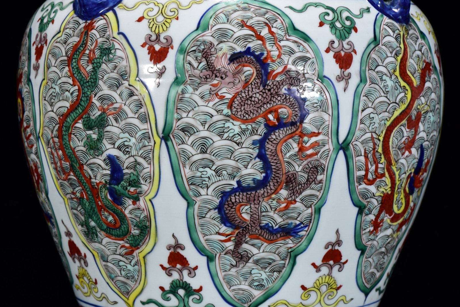 A Exquisite Wucai Dragon pattern Jar - 5
