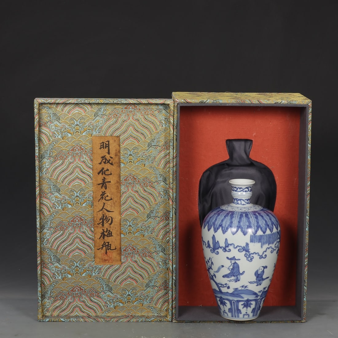 A Exquisite Blue and White Figures Pattern Vase: A Exquisite Blue and White Figures Pattern Vase,Ming Dynasty, China,Chenghua Six-character Mark,Size:9.8inx1.8inx5.5in 