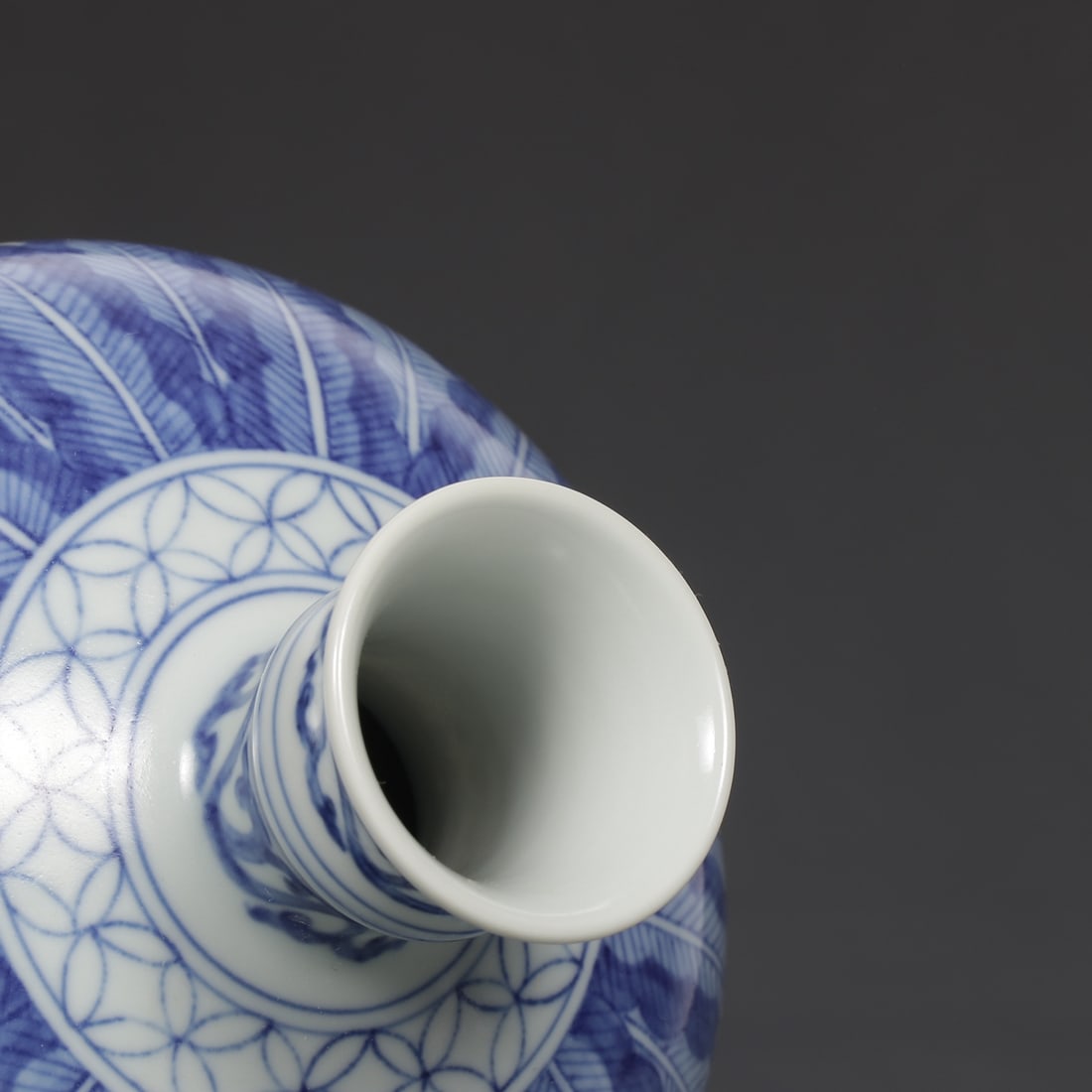 A Exquisite Blue and White Figures Pattern Vase - 8