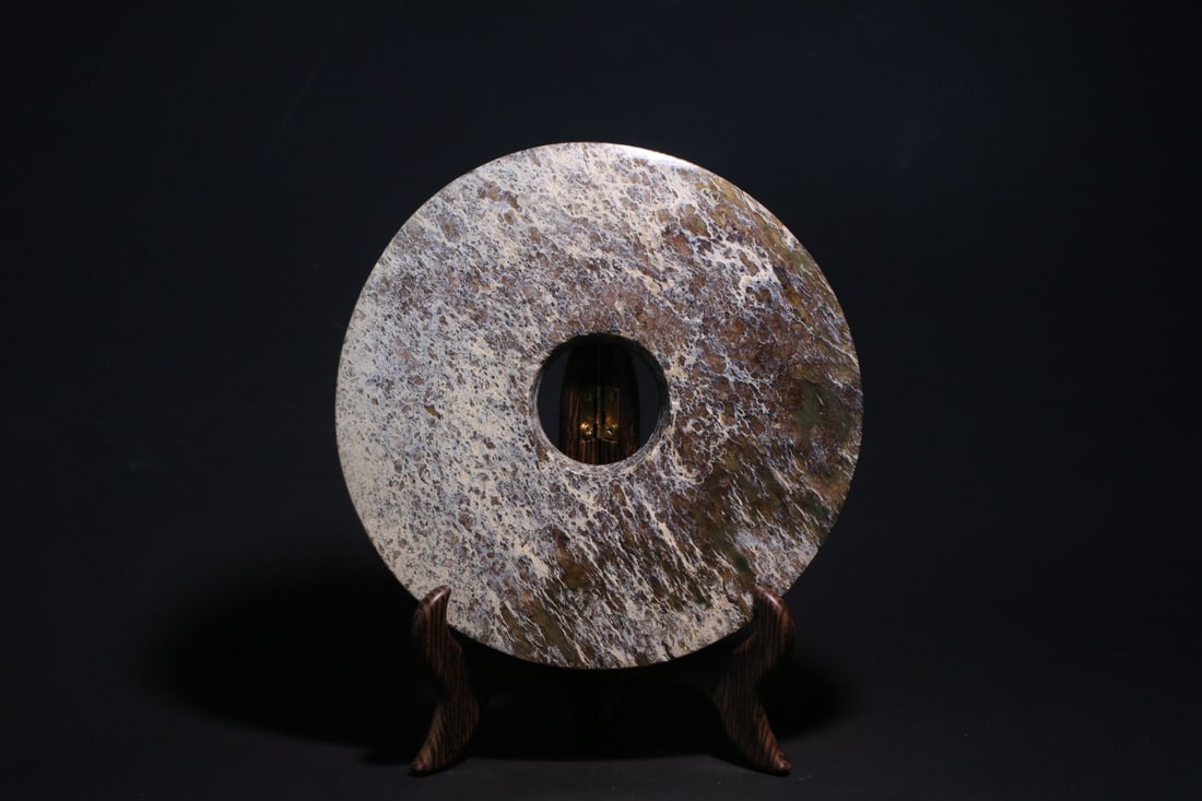 A Exquisite Gaogu Jade Bi: A Exquisite Gaogu Jade Bi ,Ancient Time, China,Size:6.7inx0.7in,Weight:864.2g 高古玉玉璧,远古时期