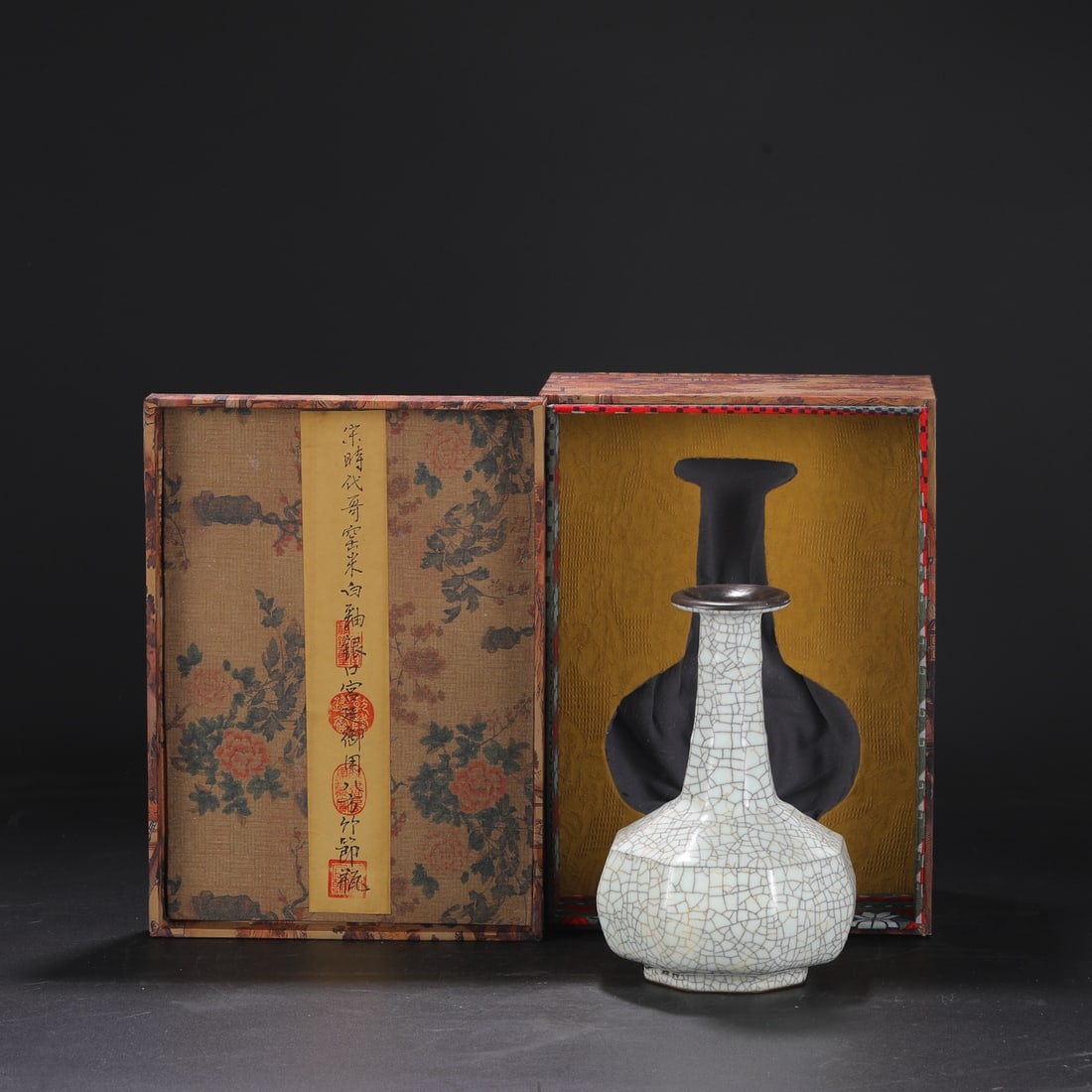 A Exquisite Ge yao Off-white Glazed Vase: A Exquisite Ge yao Off-white Glazed Vase.Song Dynasty, China.With Mark.Size:9.1inx2.8inx5.5in 哥窑米白釉瓶,中国宋代,带款