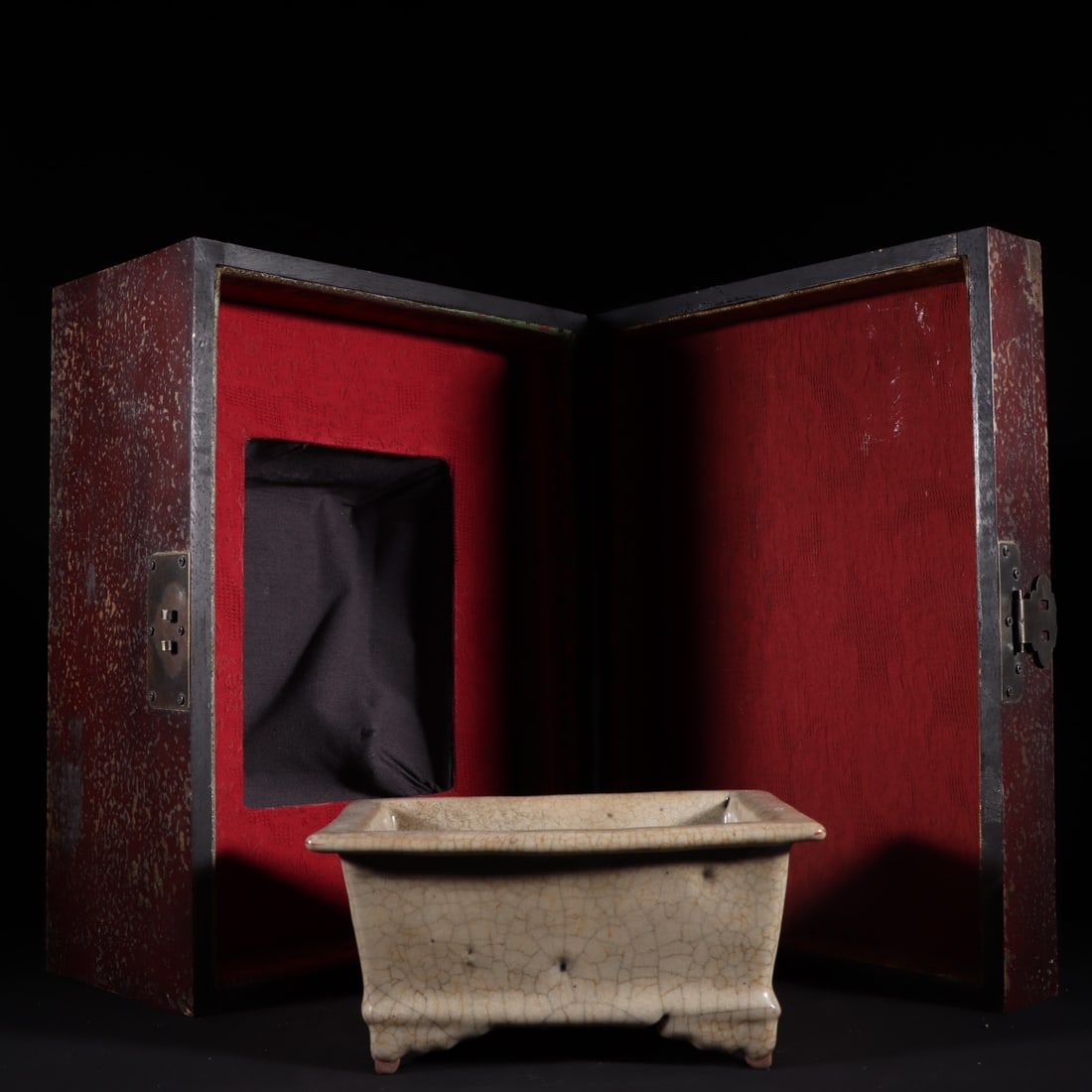 A Exquisite Ge yao Buff Glaze Basin: A Exquisite Ge yao Buff Glaze Basin,Song Dynasty,China,With Mark,Size:4.1inx8.3in 哥窑米黄釉盆,中国宋代,带款