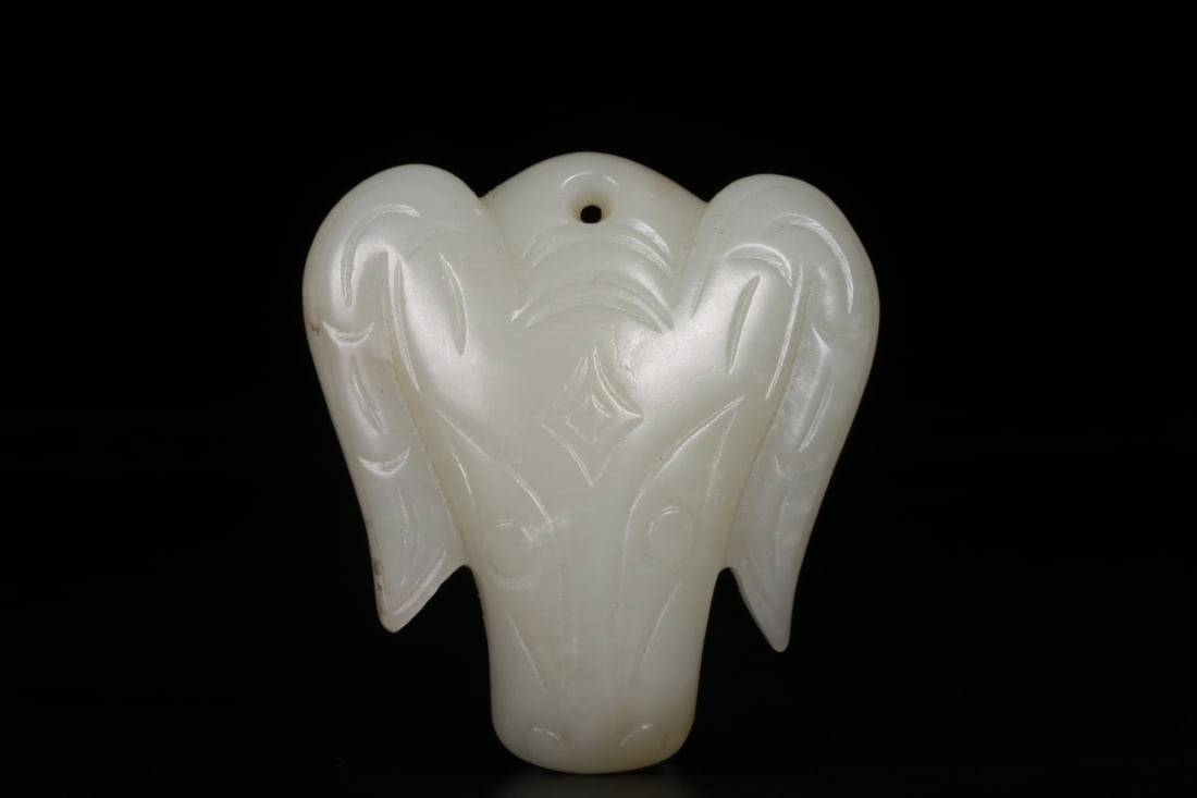 A Exquisite Hotan White Jade Animal head Pendant: A Exquisite Hotan White Jade Animal head Pendant,Qing Dynasty, China,Size:2.2inx2.1inx0.7in,Weight:60g 和田白玉兽首佩,中国清代