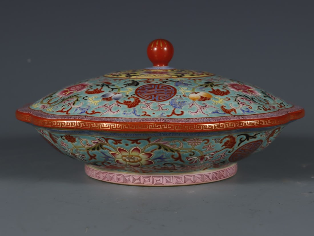 A Exquisite Famille-Rose Painted Gold Lotus Pattern Box: A Exquisite Famille-Rose Painted Gold Lotus Pattern Box,Qing Dynasty, China,Qianlong Four-character Mark,Size:4.5inx8.6inx4.6in 