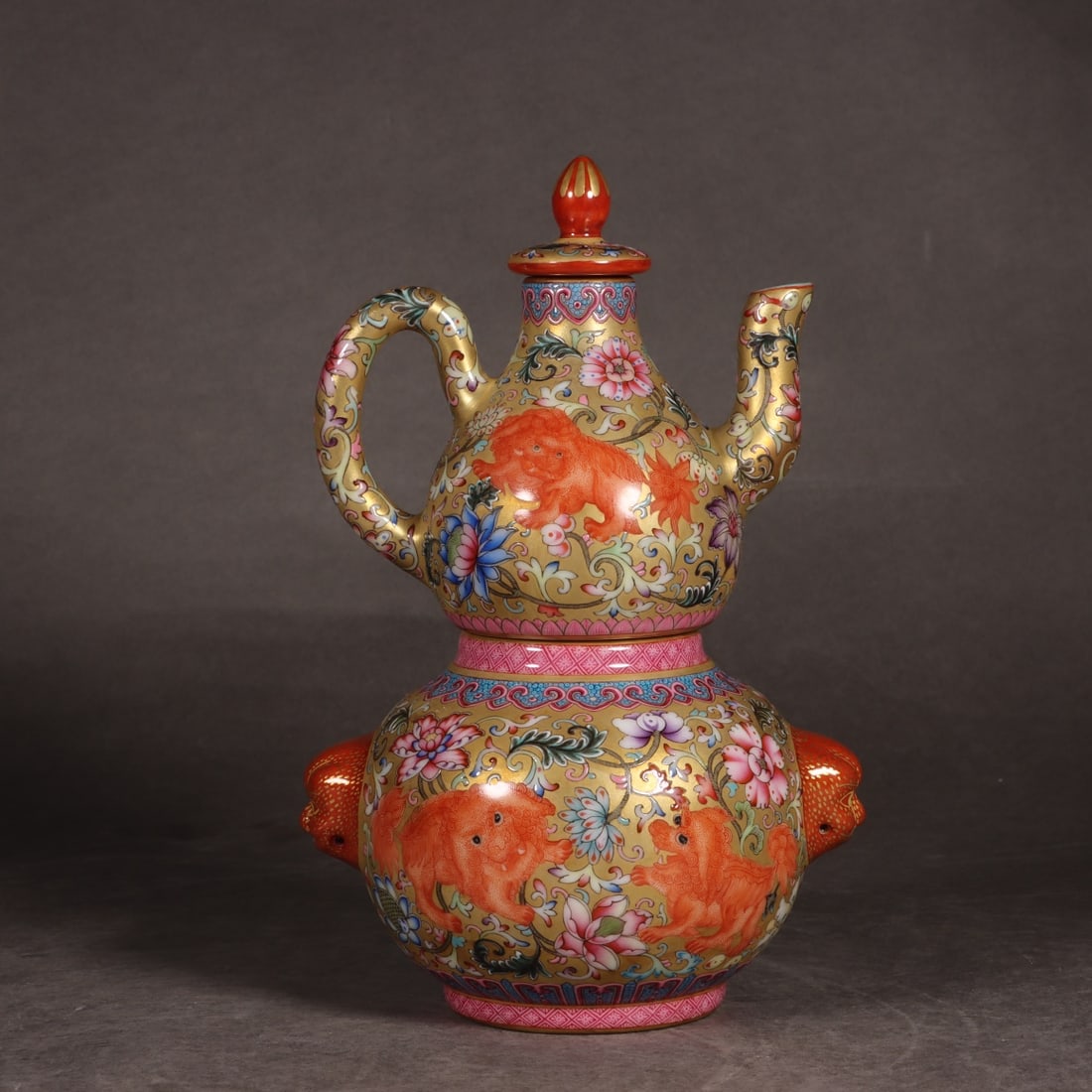 A Exquisite Famille-Rose Gold Ground Lion Pattern Ewer: A Exquisite Famille-Rose Gold Ground Lion Pattern Ewer,Qing Dynasty, China,Qianlong Four-character Mark,Size:7.1inx0.8inx4.3inx2.2in 