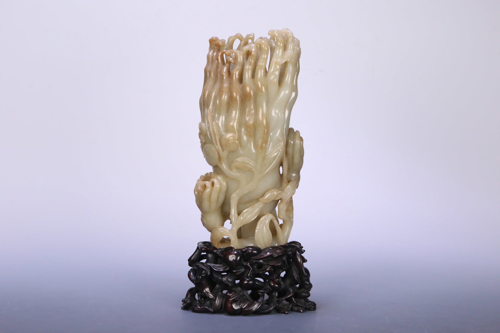 A Exquisite Hotan Jade Buddha's Hand Ornament: A Exquisite Hotan Jade Buddha's Hand Ornament,Qing Dynasty, China,Size:10.4inx5inx3.3in, Weight:1229.5g 和田玉佛手摆件,中国清代