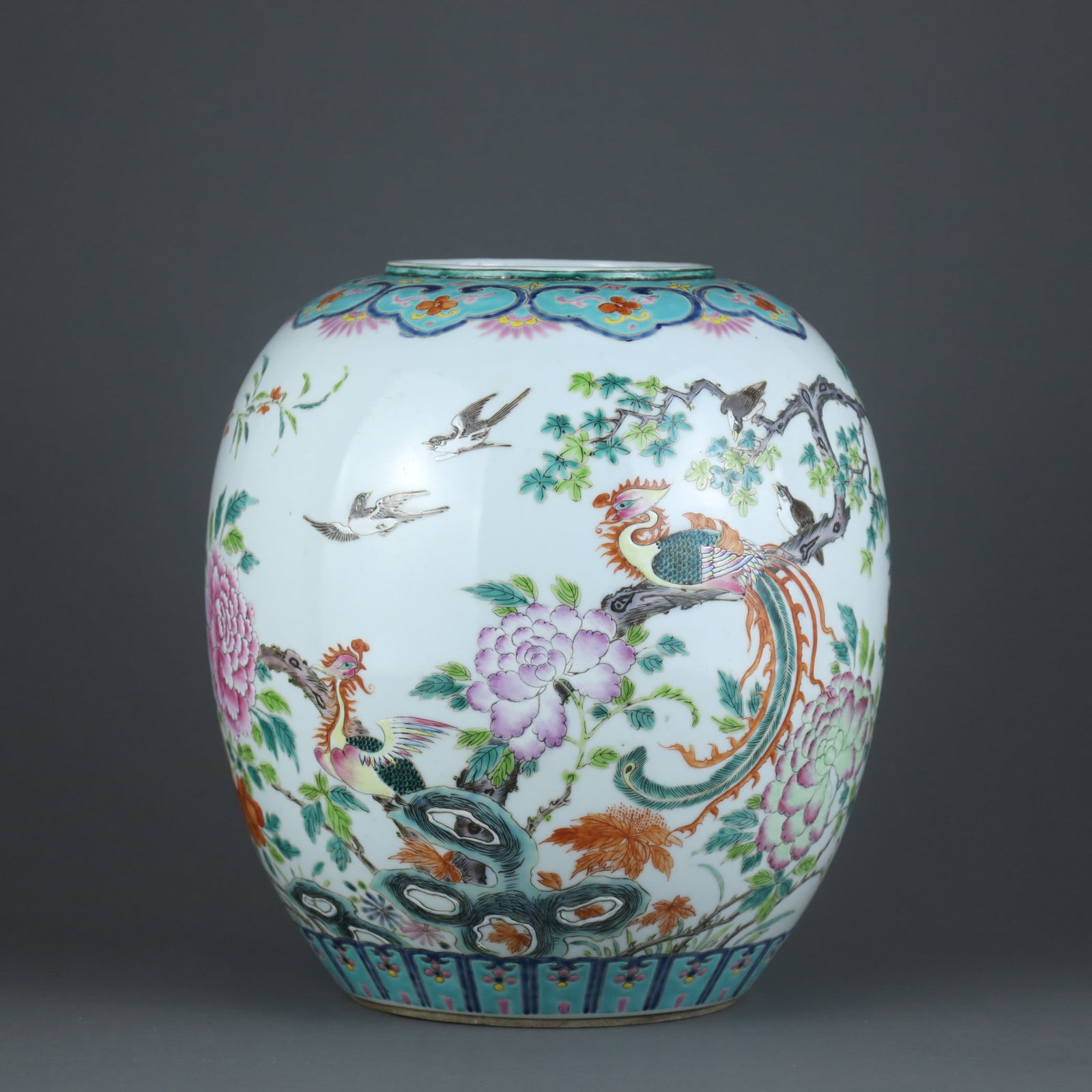 A Exquisite Famille Rose Phoenix Pattern Jar: A Exquisite Famille Rose Phoenix Pattern Jar,Qing Dynasty, China,Jiaqing Six-character Mark,Size:8.7inx7.8in 