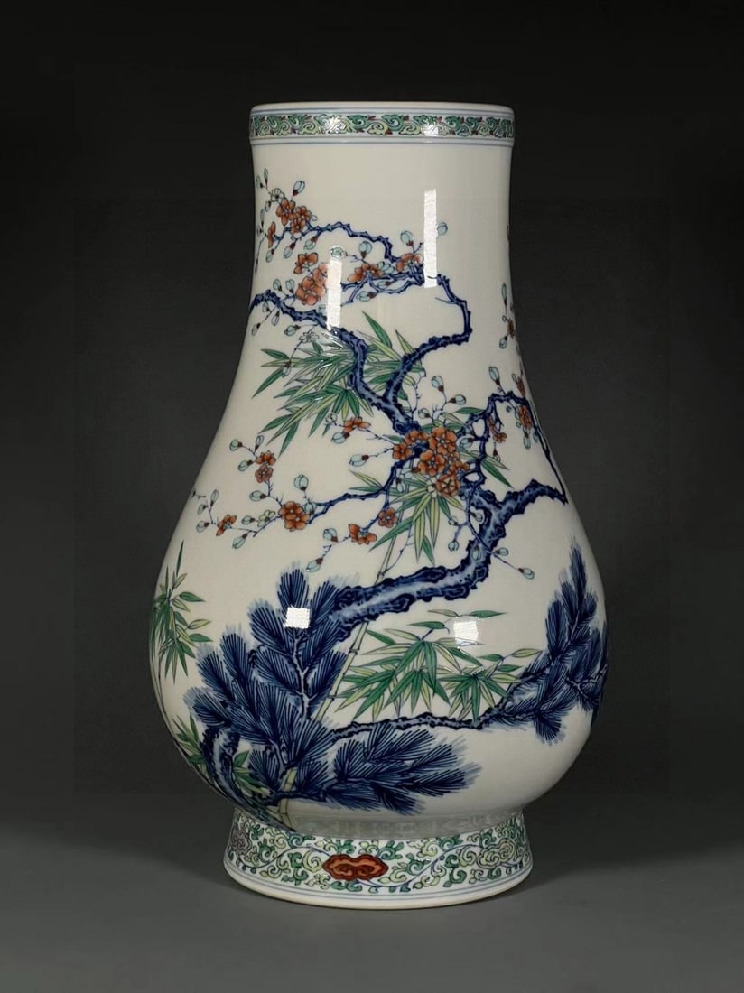 A Exquisite Doucai Flower Pattern Vase: A Exquisite Doucai Flower Pattern Vase,Qing Dynasty, China,Yongzheng Six-character Mark,Size:13.1inx4.3inx5.3in 