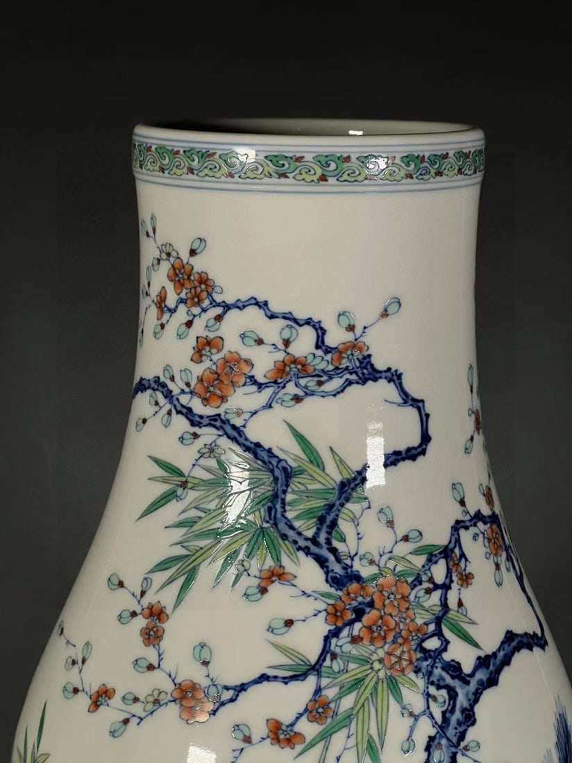 A Exquisite Doucai Flower Pattern Vase - 6