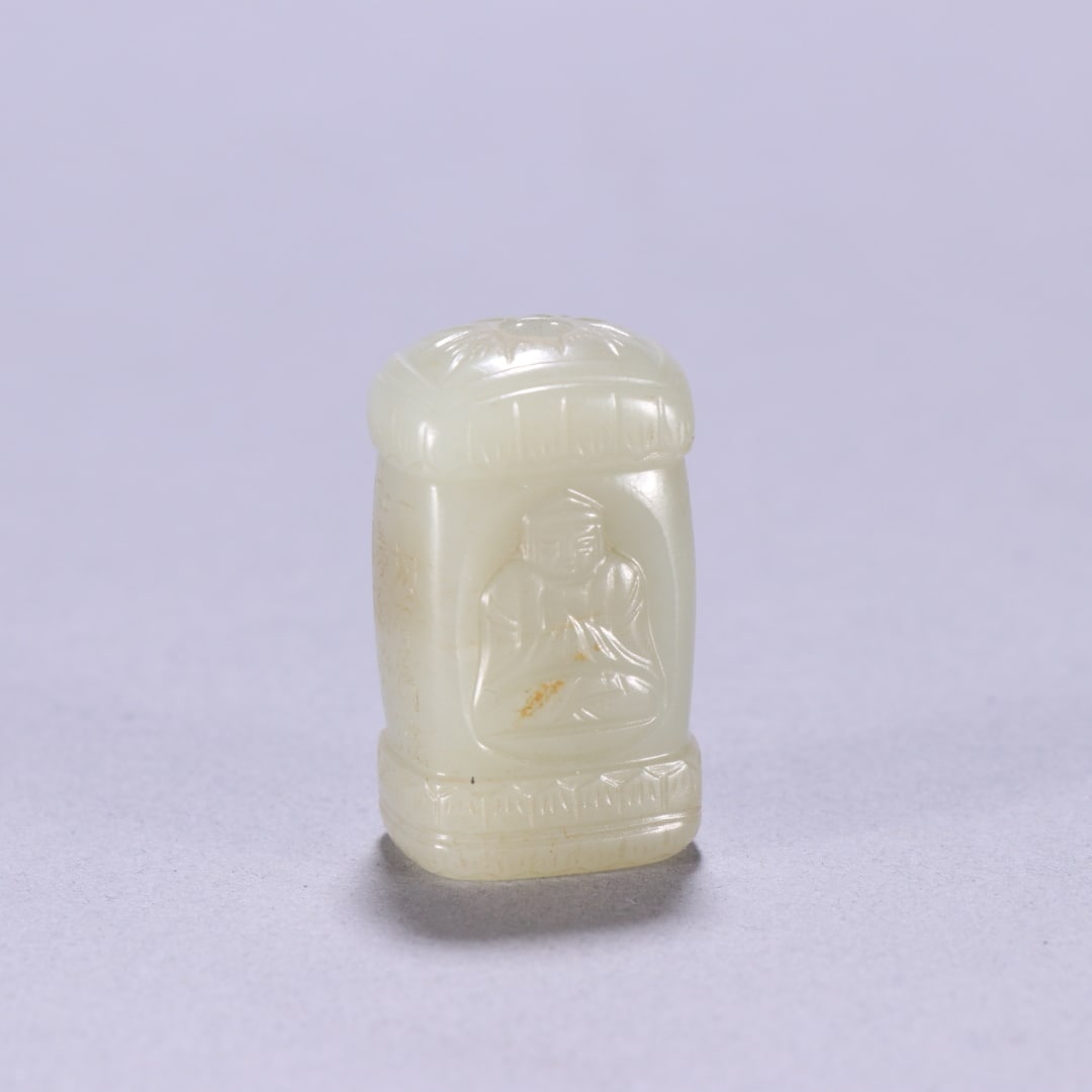 A Exquisite Hotan Jade Buddha statue Pattern Ornament: A Exquisite Hotan Jade Buddha statue Pattern Ornament,Qing Dynasty, China,Size:1.4inx0.8in, Weight:27.7g 和田玉佛纹勒子,中国清代