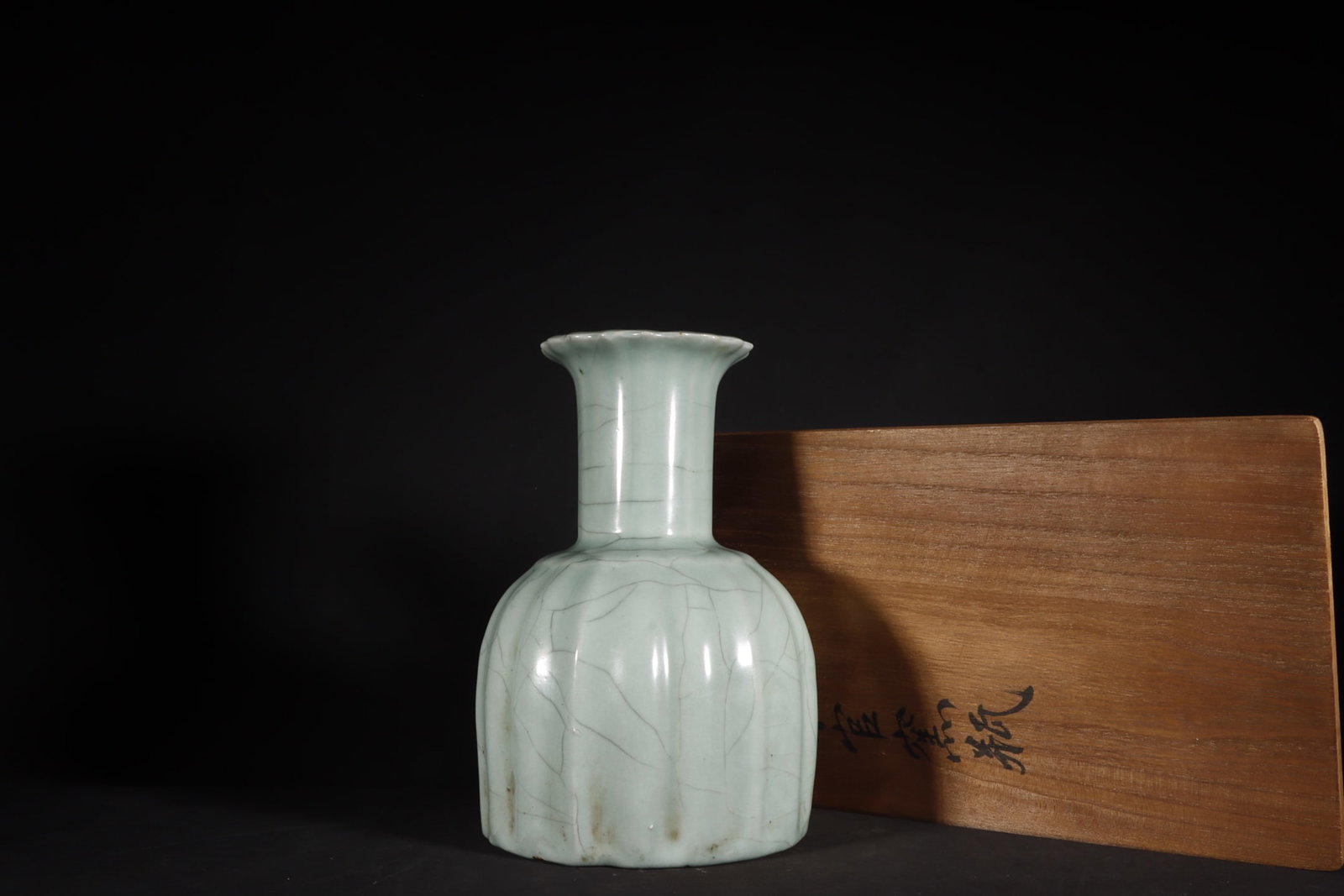 A Exquisite Guan Kiln Celadon Glazed Ice Crackle Pattern Vase (1 of 9)